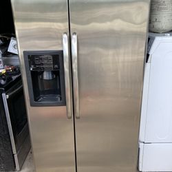 GE Refrigerator 33W66H Everything Works Good 1 Month Warranty delivery Available 