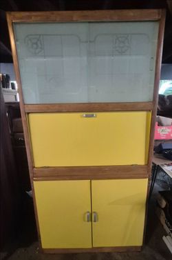 So this a early 1960s English kitchen pantry with glass sliding doors
Completely Refurbished. From panorama city. ( BEST OFFERS WELCOME )