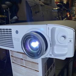 Projector Home projector Panasonic PT-LZ370 working condition MAKE AN OFFER!