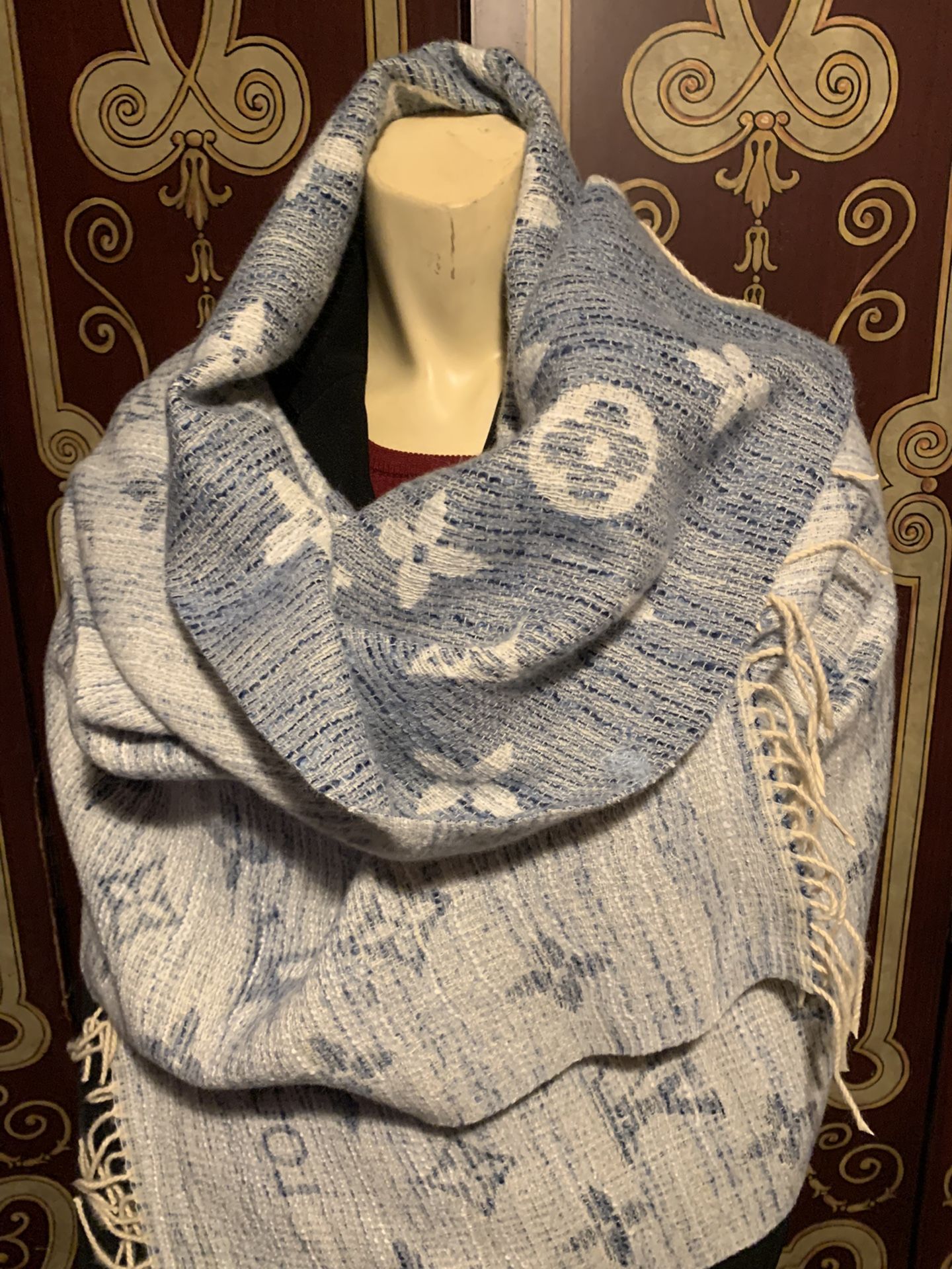 Original Louis Vuitton sky blue and beige Longscarf