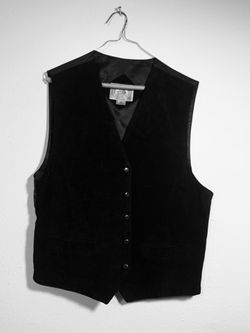NEW Mens John Ashford Black Leather Vest Size “M” Front 100 % leather and Back 100 % Nylon Hablo Español