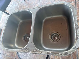 Kitchen sink. See the pictures for measurements.