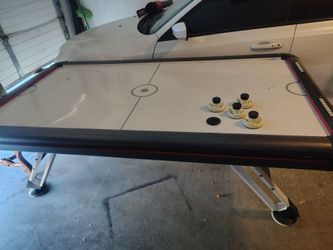 Air hockey table