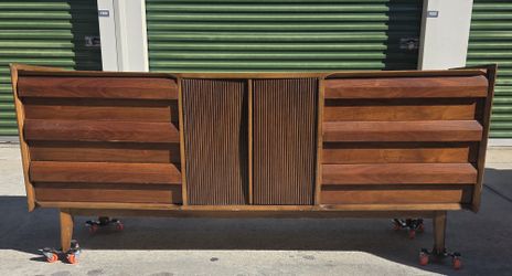 Lane Mid Century Modern Triple Dresser/ Buffet/ Credenza