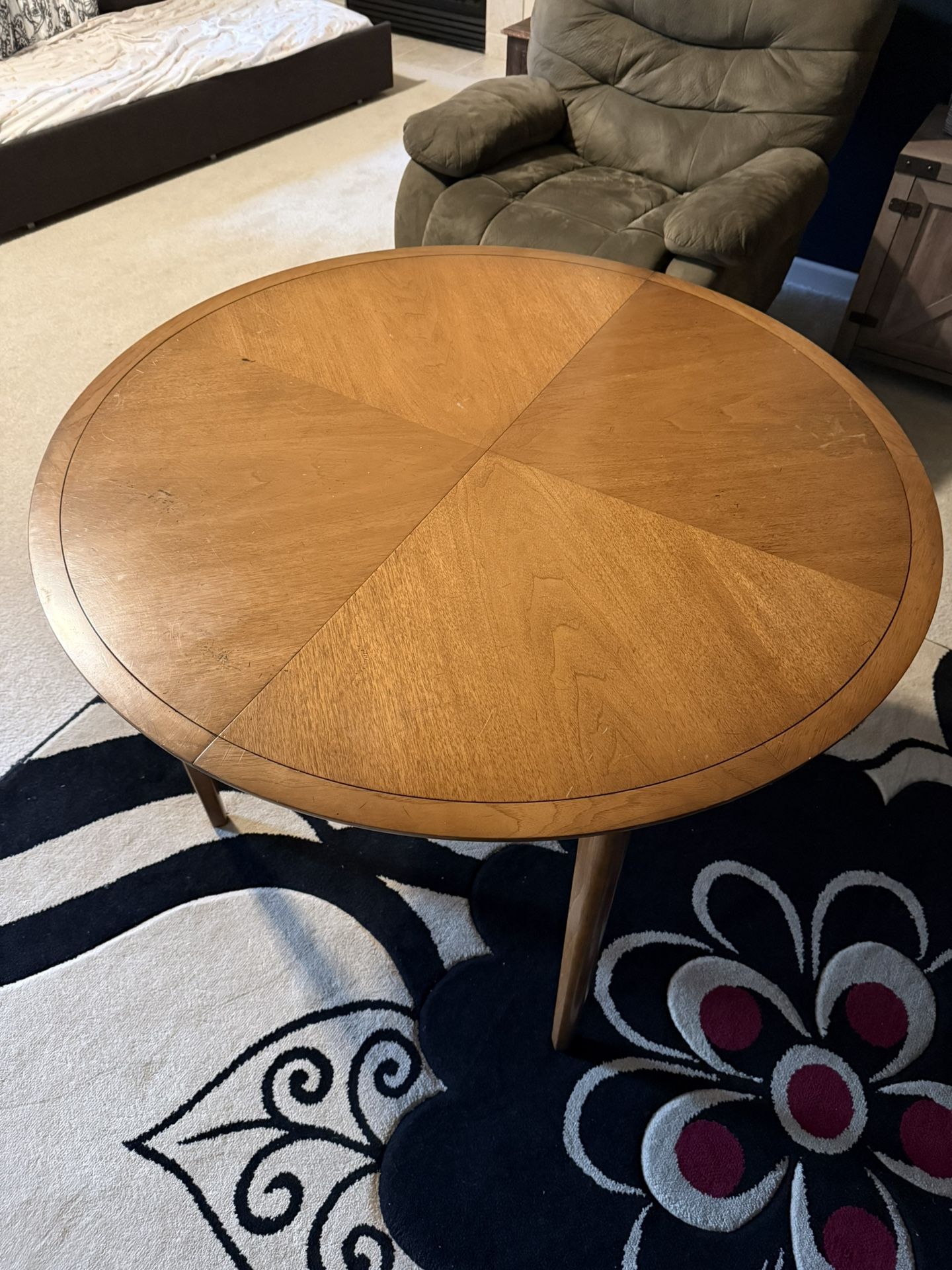 Round Dinning Table