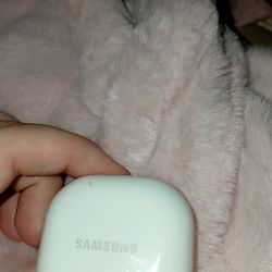 White Samsung Galaxy EF Earbuds 