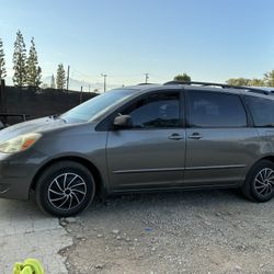 Toyota Sienna LE