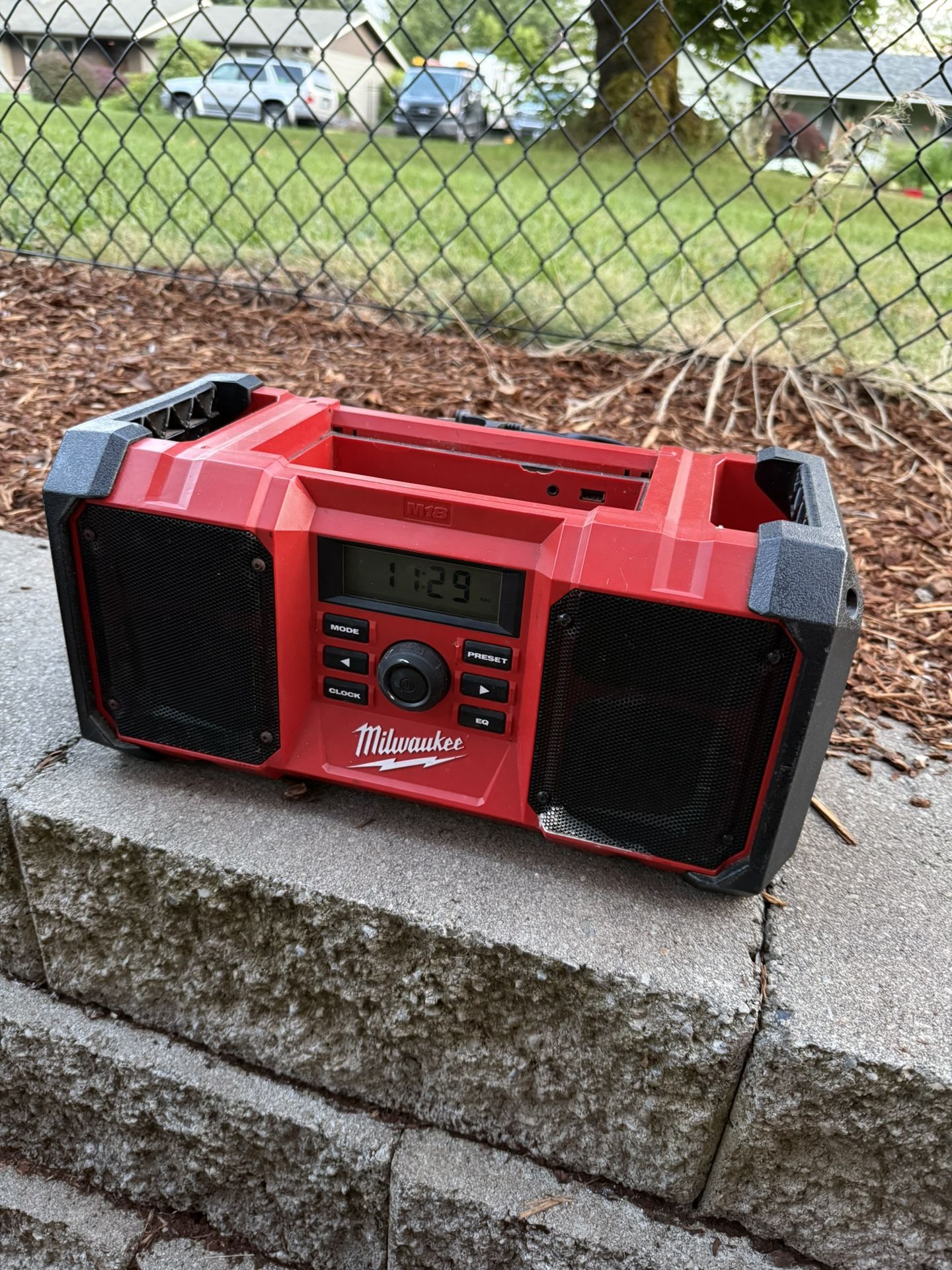 🎵 Milwaukee M18 Jobsite Radio 90$