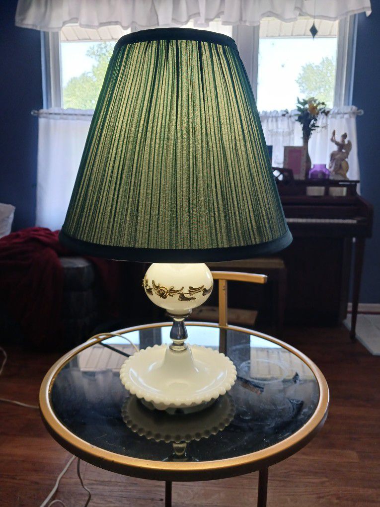  REALLY NICE LOOKING VINTAGE  MILK GLASS LAMP  16.5 INCHES TALL  WORKS GREAT 