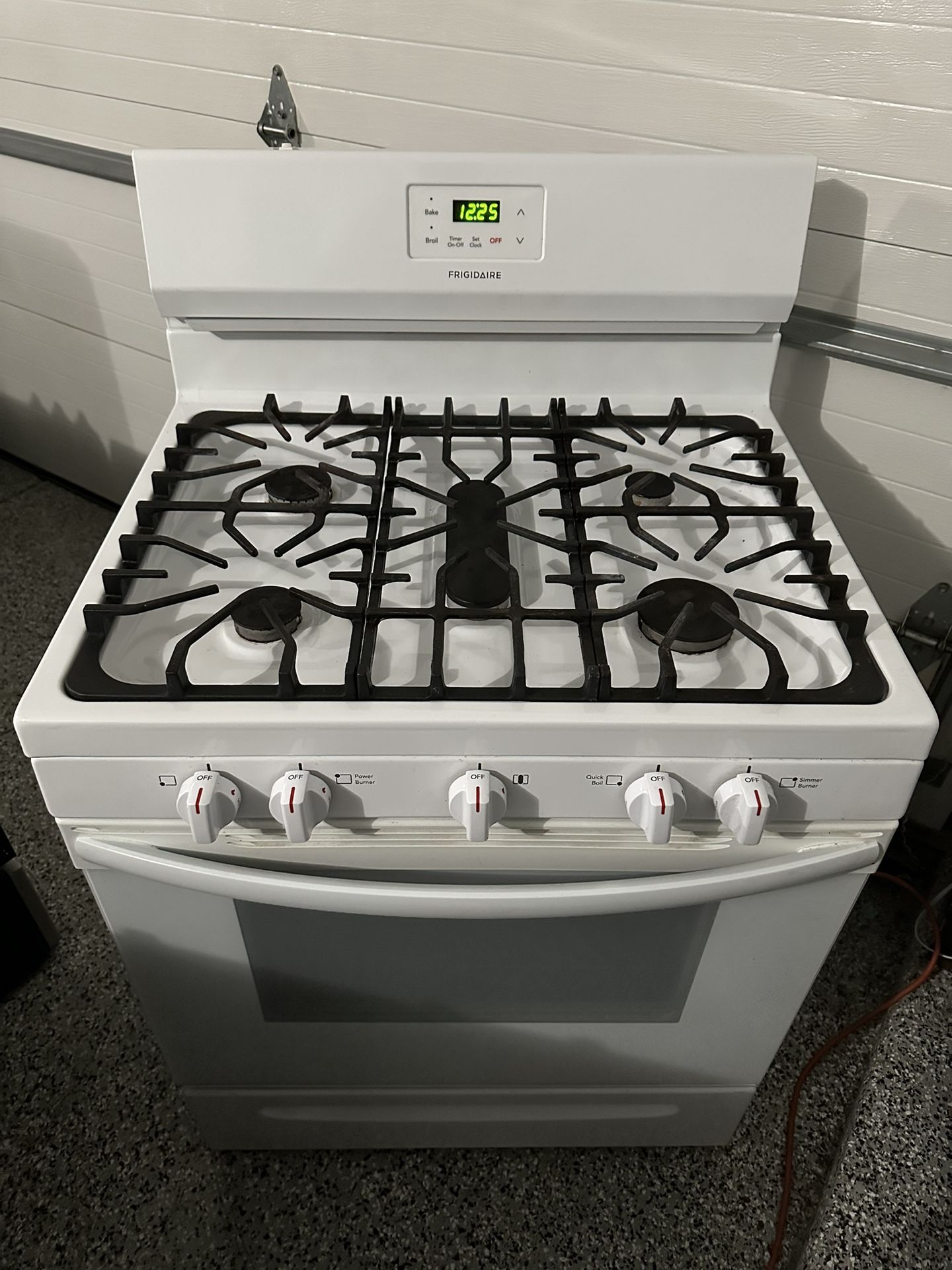 White 5 burner gas stove (Frigidaire)