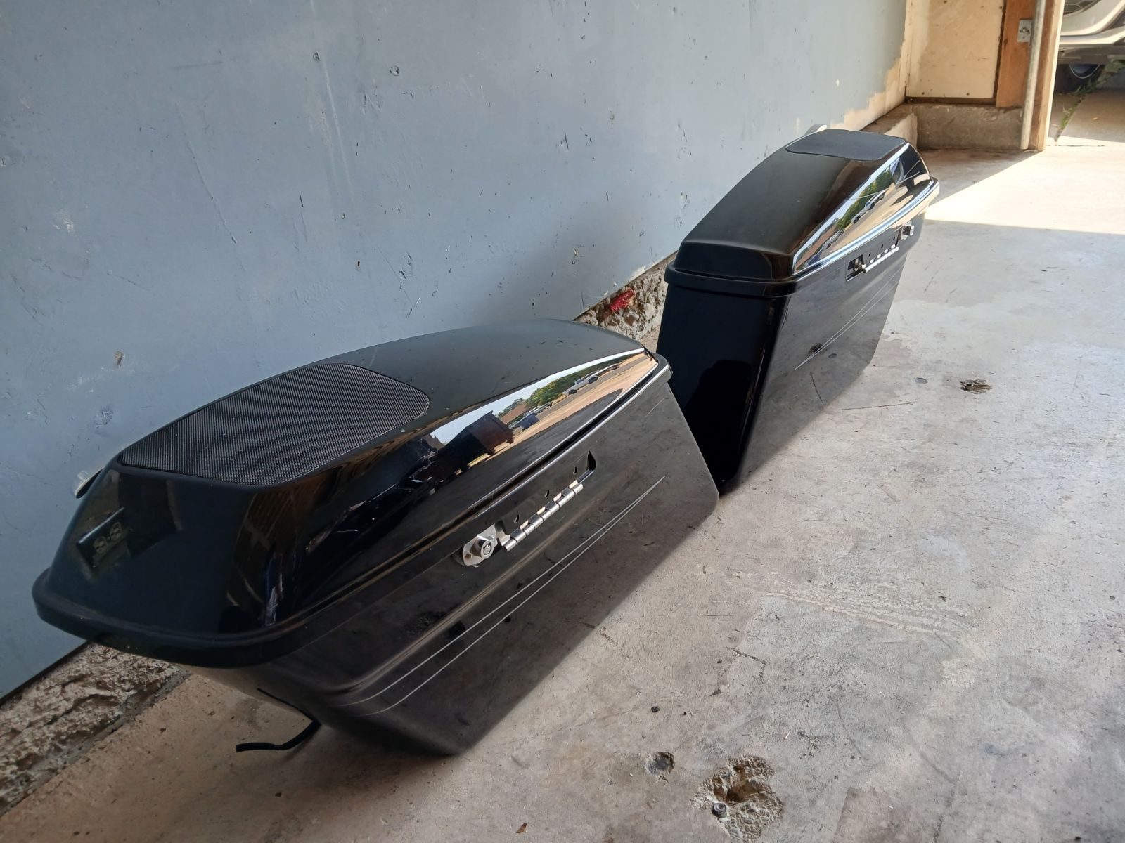 Harley Davidson Saddlebags w/ 4 Powerful 6”x9” Speakers