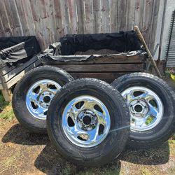 3 dodge ram rim with 2 used tires