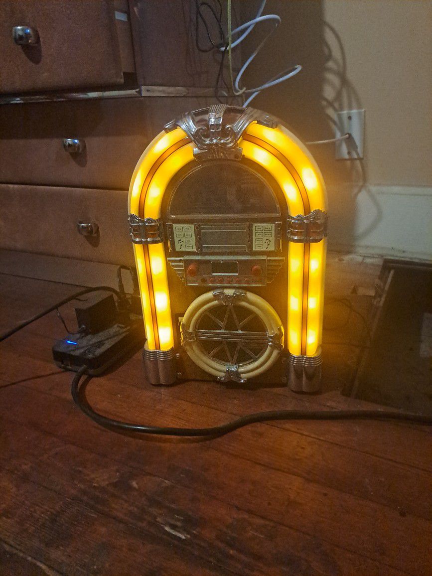 Jukebox Radio With CD Player