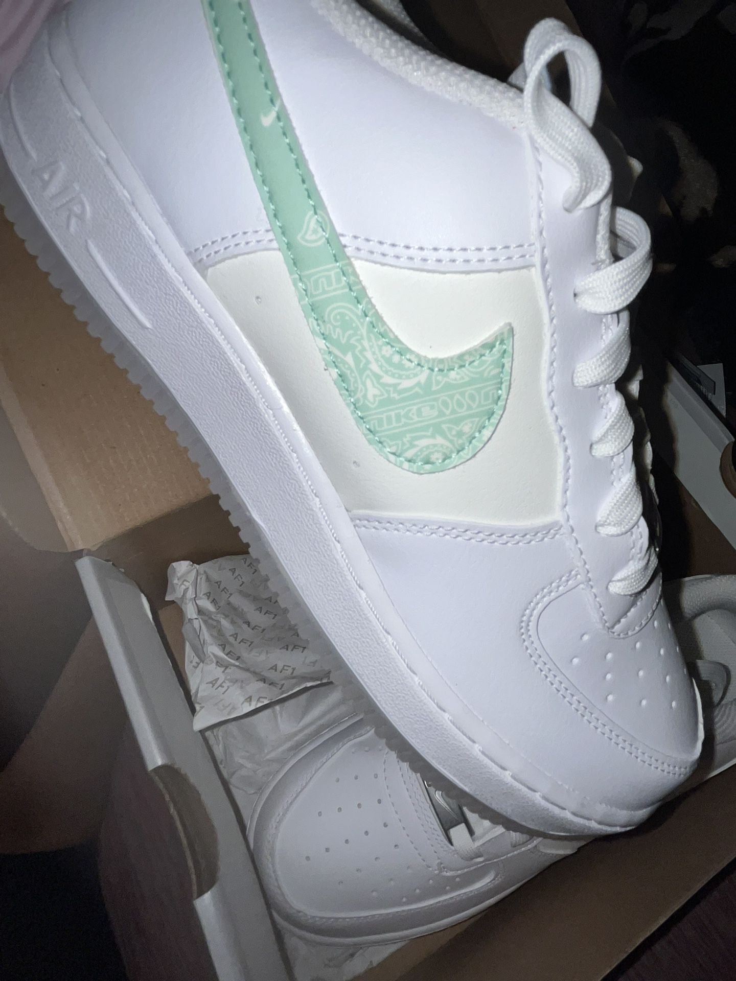 BRAND NEW AIR FORCE 1 LV8 (GS)