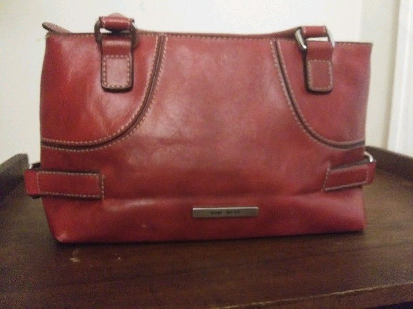 CLASSY LITTLE NINE WEST PURSE