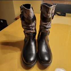 WOMEN'S DESIGNER BOOTS - SIZE 9 - NEW