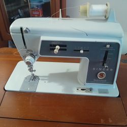 Singer Sewing Machine 