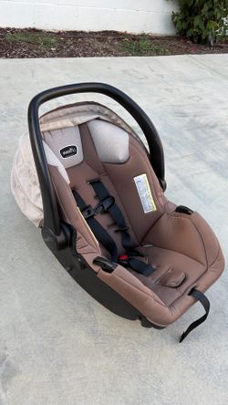 Evenflo infant car seat and base - LiteMax35/SafeMax