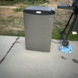 Mini refrigerator 
