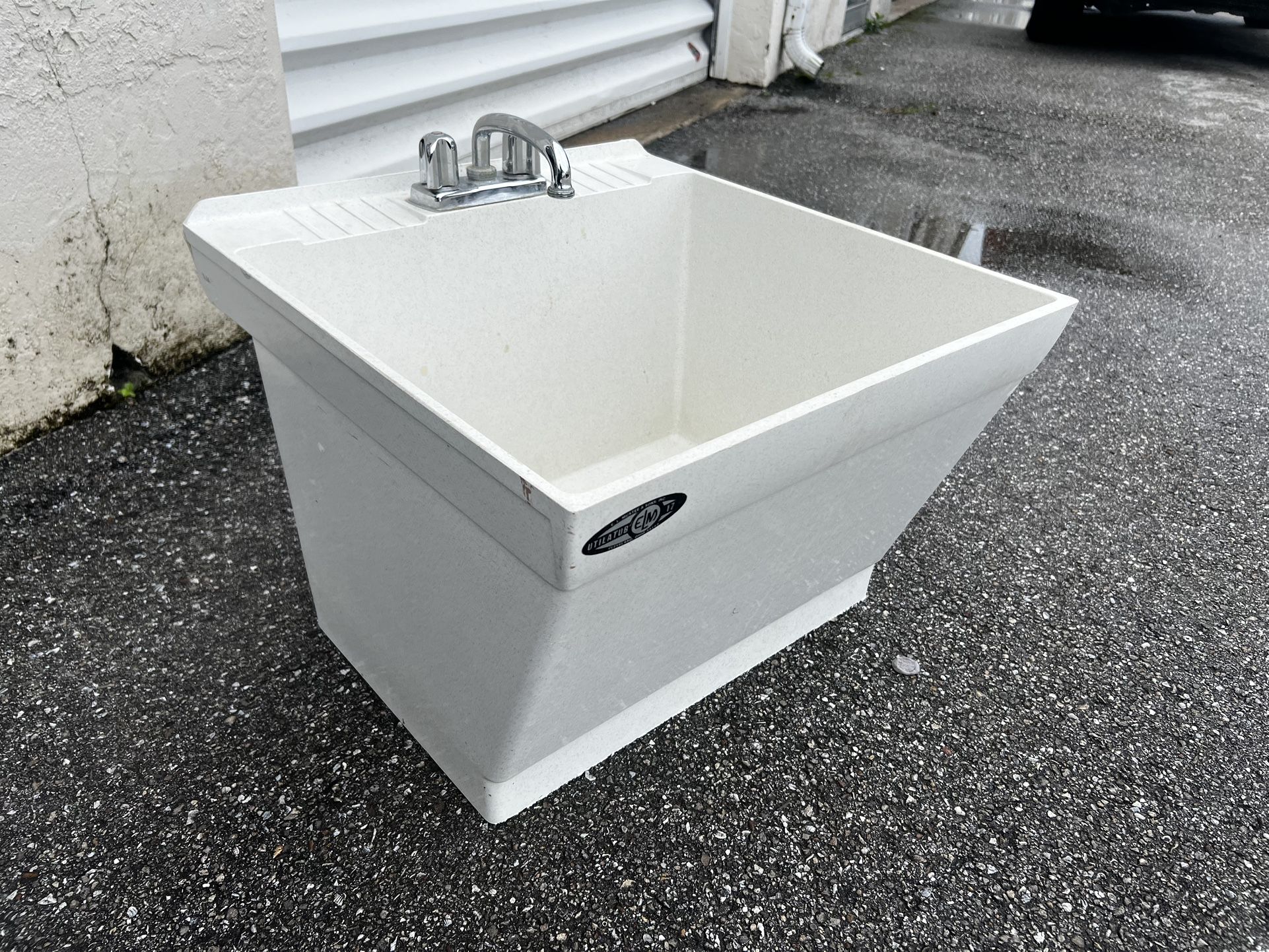 Utilatub Utility Laundry Tub Garage Work Shop Sink with Faucet and Copper Connection Hoses! 23x24x16.5in