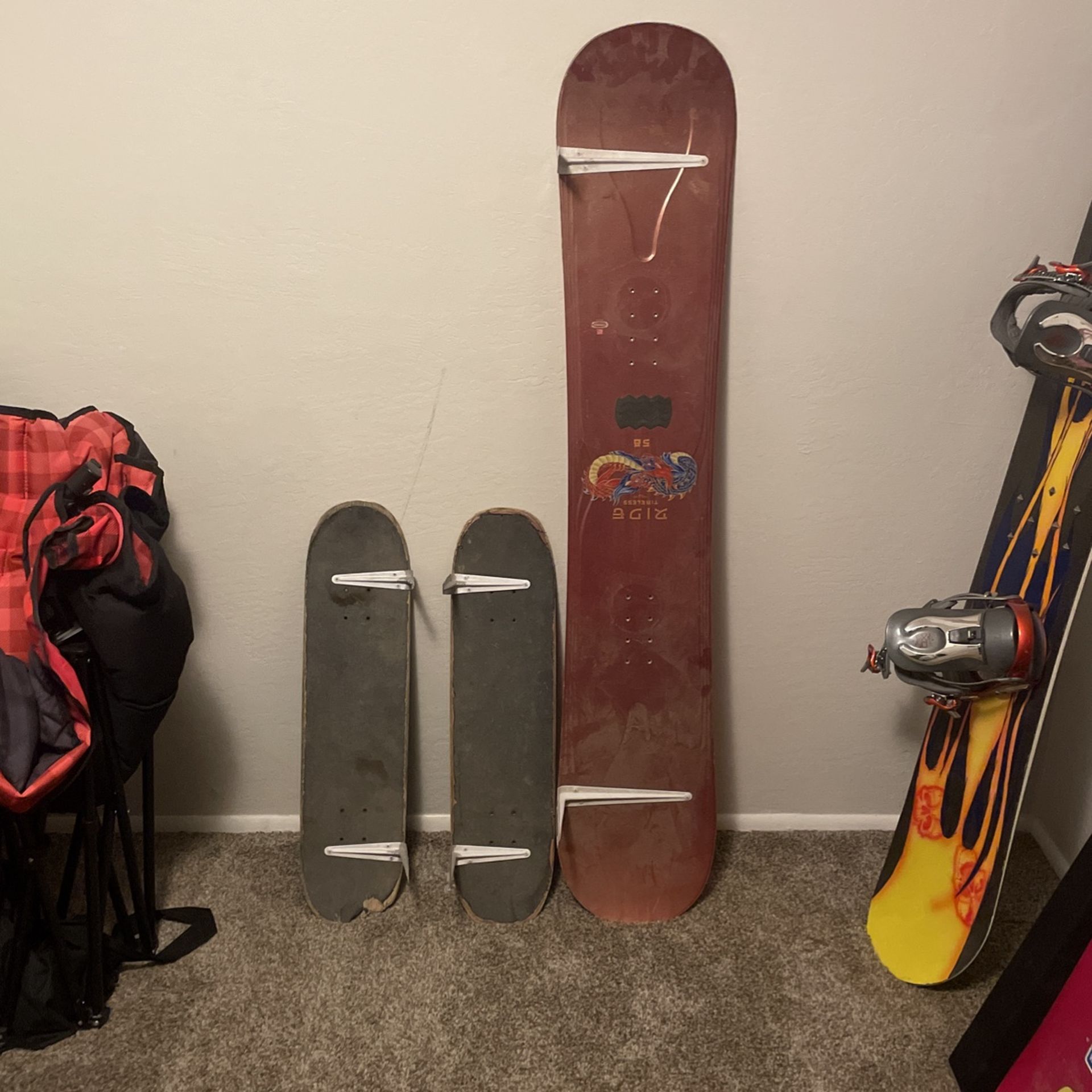 Snowboard/skateboard Shelves