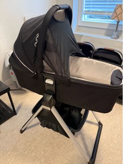 Nuna Bassinet with stand