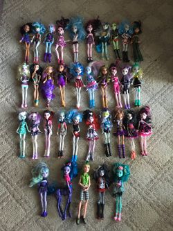 Monster high dolls lot