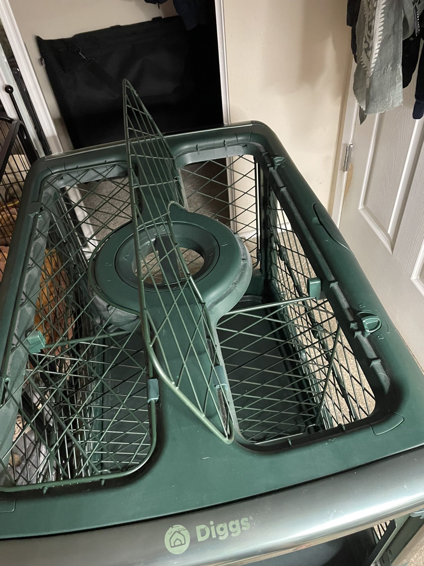 DIGGS REVOL COLLAPSIBLE DOG CRATE