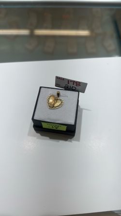 14kt 1.8 grams Virgin Mary pendant