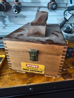 Kiwi shoe groomer
