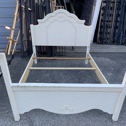 🌹BEAUTIFUL  FULL SIZE BED FRAME🌹