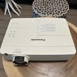Panasonic PT-VX400 XGA LCD Projector - Must Sell