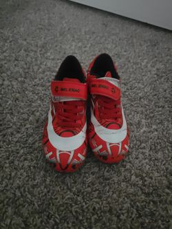 SNEL IENIAO" kids' soccer cleats.