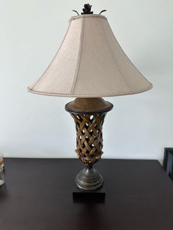 Lattice urn table lamp