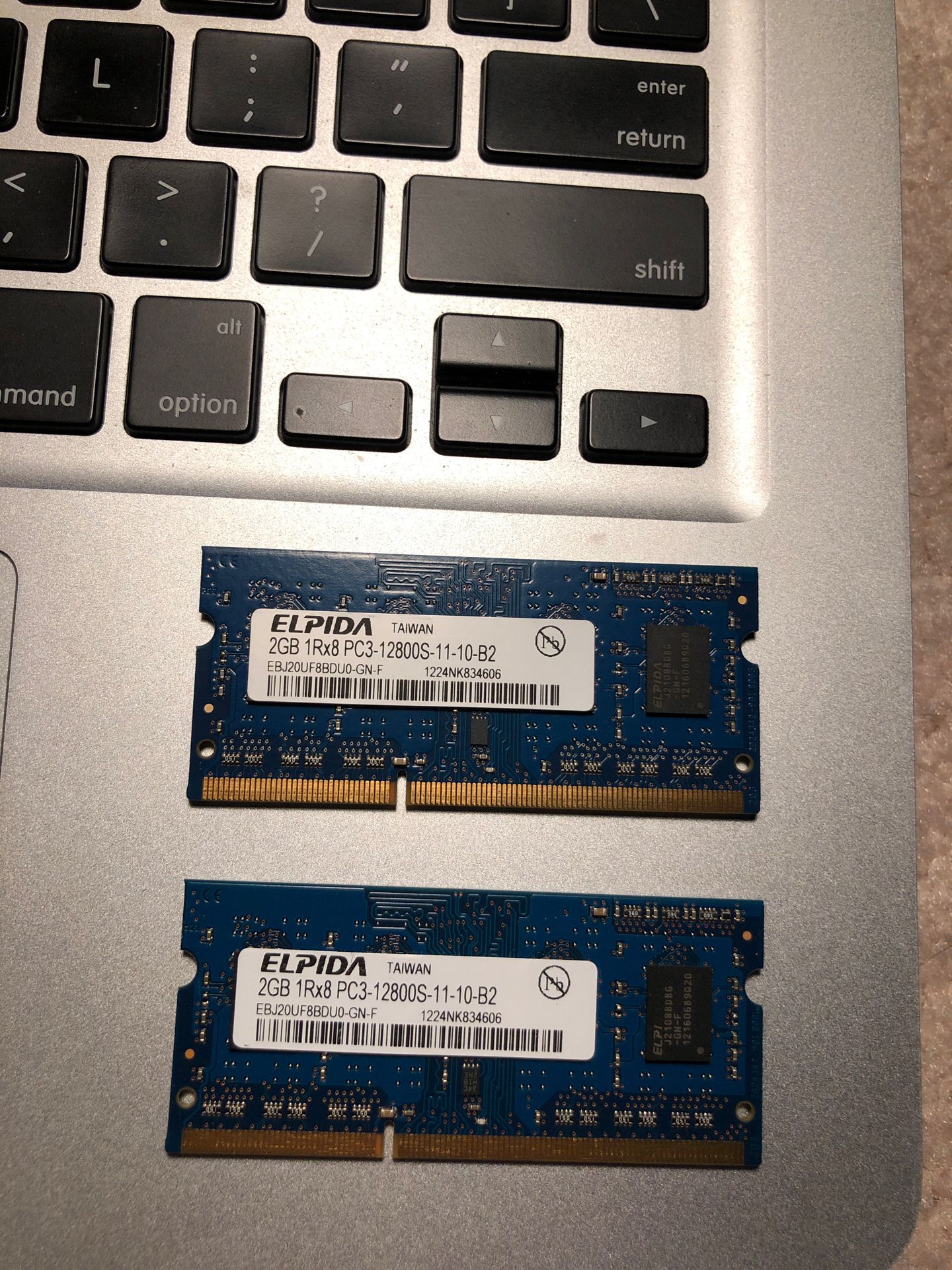2 x 2 = 4GB notebook RAM memory.