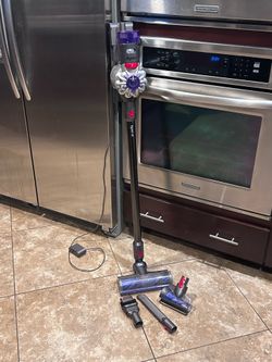 Dyson V8 Cordless Vacuum – Works Great, Weak Battery – Includes Attachments
