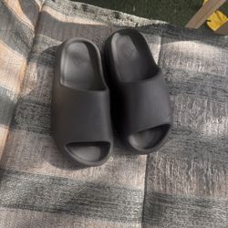 Black yeezy slides