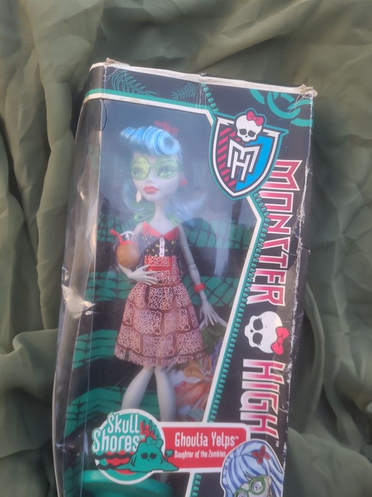 Ghoulish Yelps Daughter Of Zombies Nib  Skull Shores Monster High