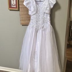 TEENAGE GIRLS LONG FORMAL PROM DRESS IN WHITE IN A SIZE 16 WORN ONCE AND DISCARDED
