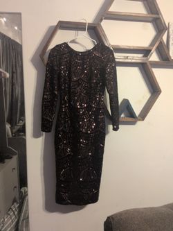 Dress the Population Emery Long Sleeve Sequin Cocktail Dress features a stunning geometric sequin pattern across a bodycon silhouette.