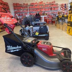 MILWAUKEE M18 FUEL BRUSHLESS CORDLESS 21 IN. WALK BEHIND DUAL BATTERY SELF-PROPELLED LAWN MOWER WITH TWO 12.0 BATTERIES & RAPID CHARGER 2823-22HD