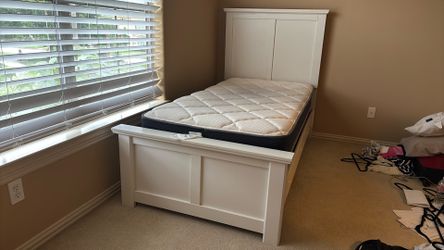 White Twin Bed & Mattress Set – Like New