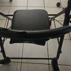 Andadera De Adultos Está En Buenas Condiciones Nomas La Esponja De La Agarradera Esta Un Poco Rota.