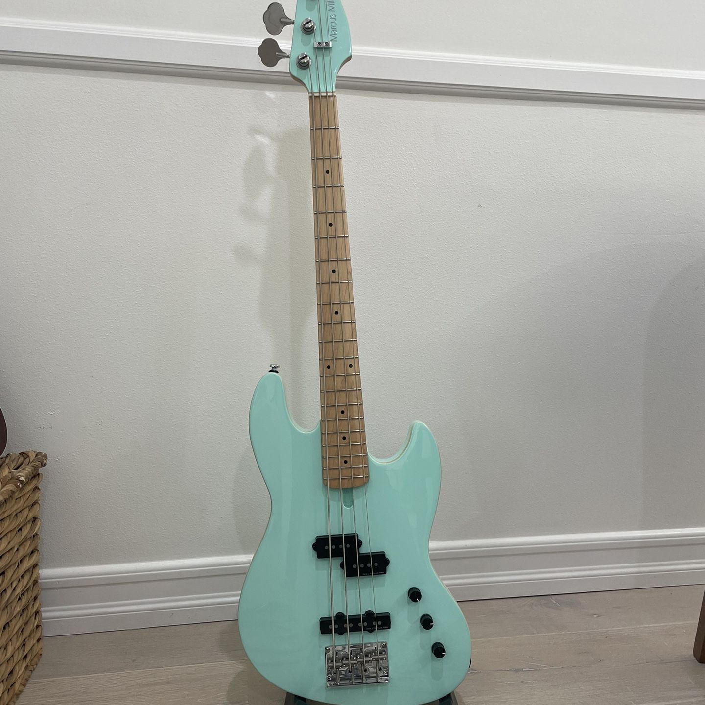 Sire U5 Short-Scale Bass guitar - excellent condition
