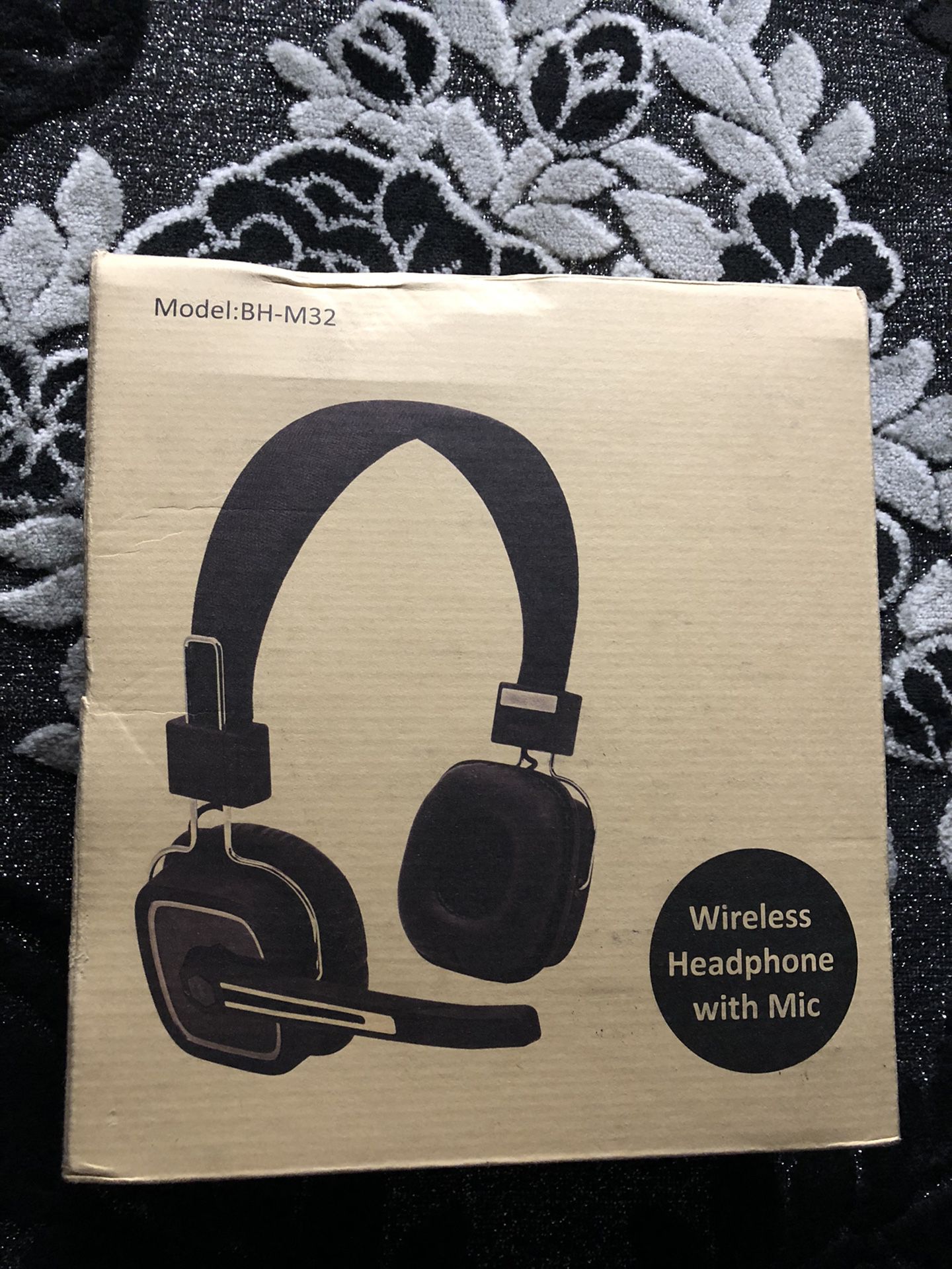 Wireless Bluetooth headphone with noise cancellation mic