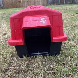 PETMATE BARN HOME 3 PLASTIC  INDOOR/OUTDOOR HOUSE FOR EXTRA SMALL BREEDS ( chihuahua, cats, Yorkshire terrier) IN GOOD CONDITION 