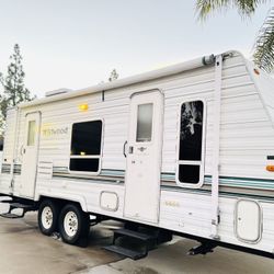 2004 Wildwood By ForestRiver 23ft Sleeps 6 Double Door!! Slide-Out !! Awning !! Roof A/c.