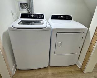 White Frigidaire washer and dryer set