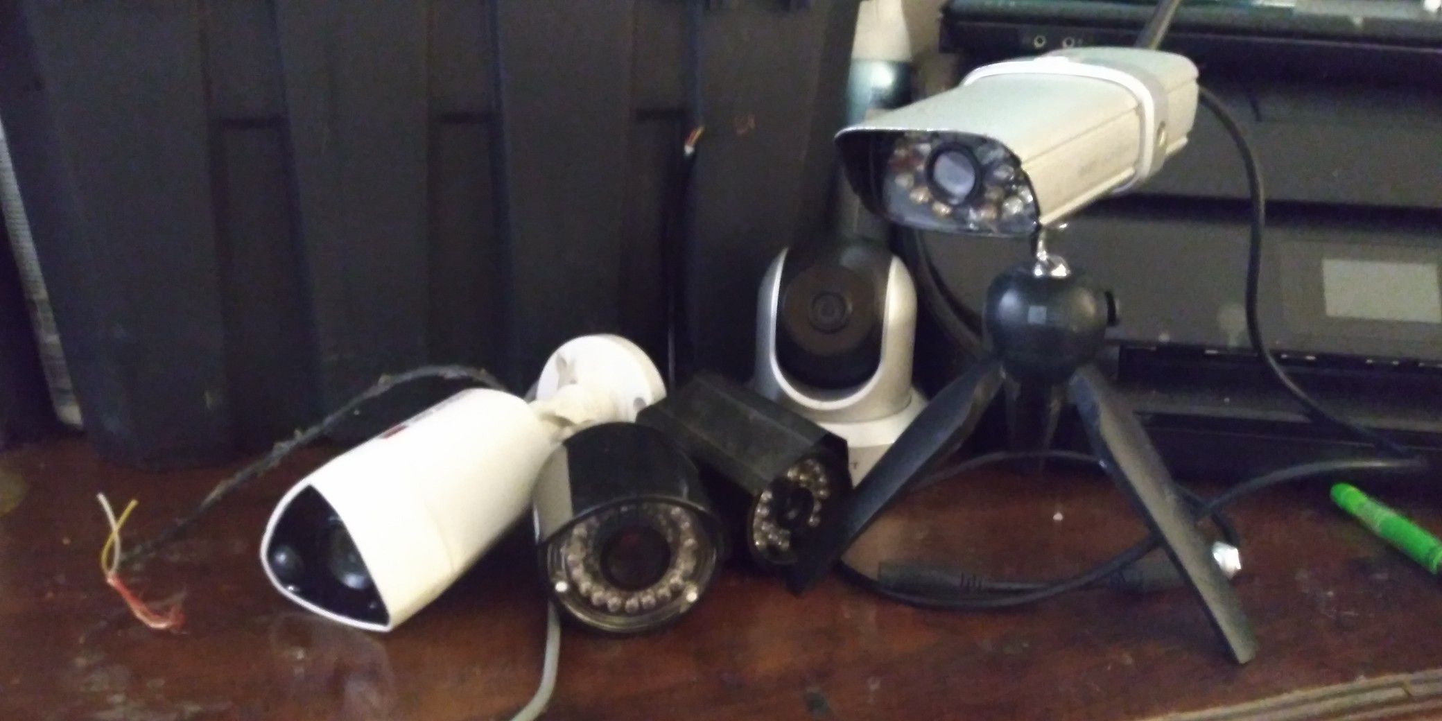 Lot of 5 security cameras