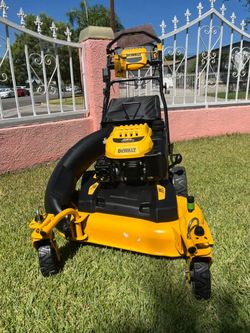 DEWALT
28 in. 224cc E-GOV Engine 3-in-1 Gas RWD Self-Propelled Lawn Mower with High Rear Wheels